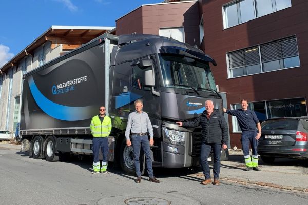 Holzwerkstoffe Gfeller AG zählt auf Renault Trucks Schweiz mit T440 P6x2