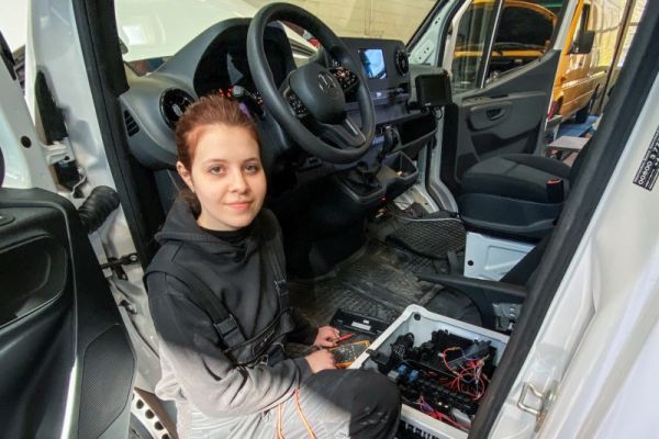 Glanzresultate bei Mercedes-Benz: Drei Damen schliessen die MB-Systemtechniker-Ausbildung ab